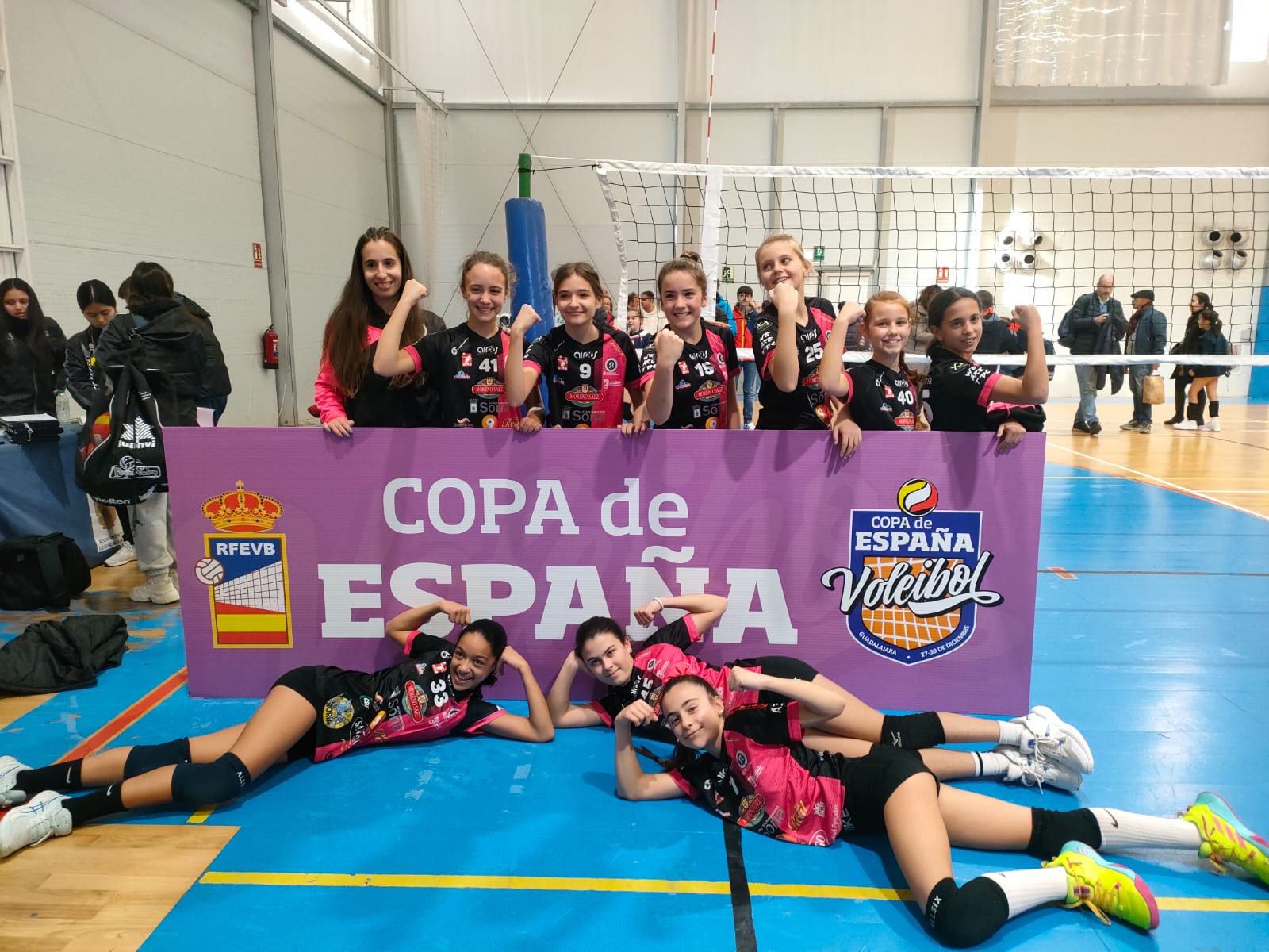 El alevín A femenino de voleibol del Sporting Santo Domingo gana la medalla de oro en la máxima categoría de la Copa de España