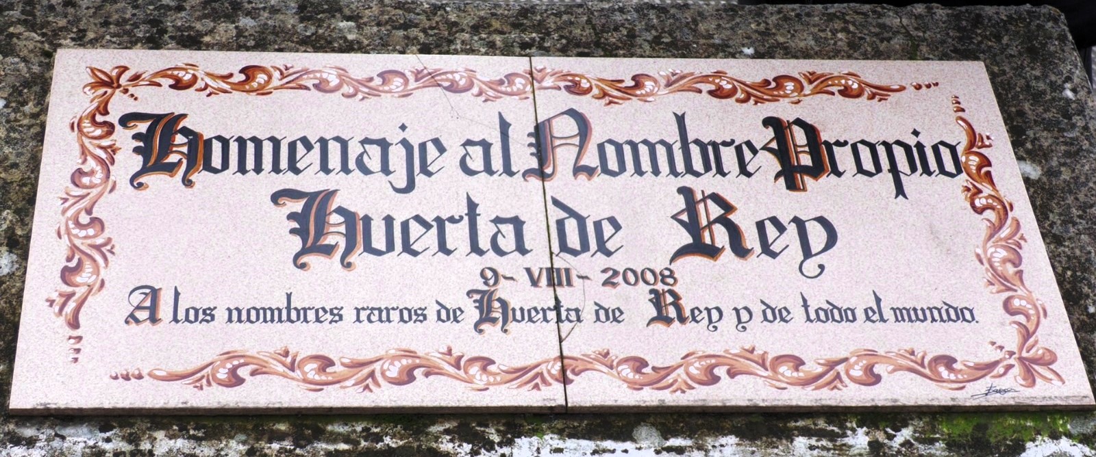 Placa de homenaje a los Nombres Raros en Huerta