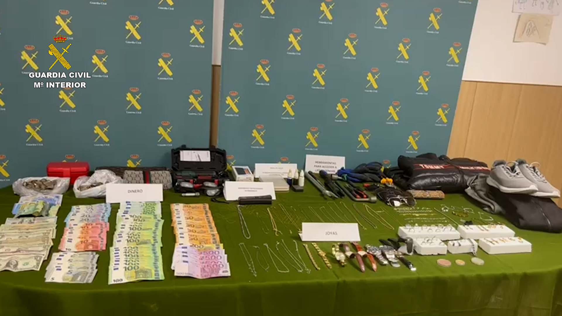 Material y dinero incautado.