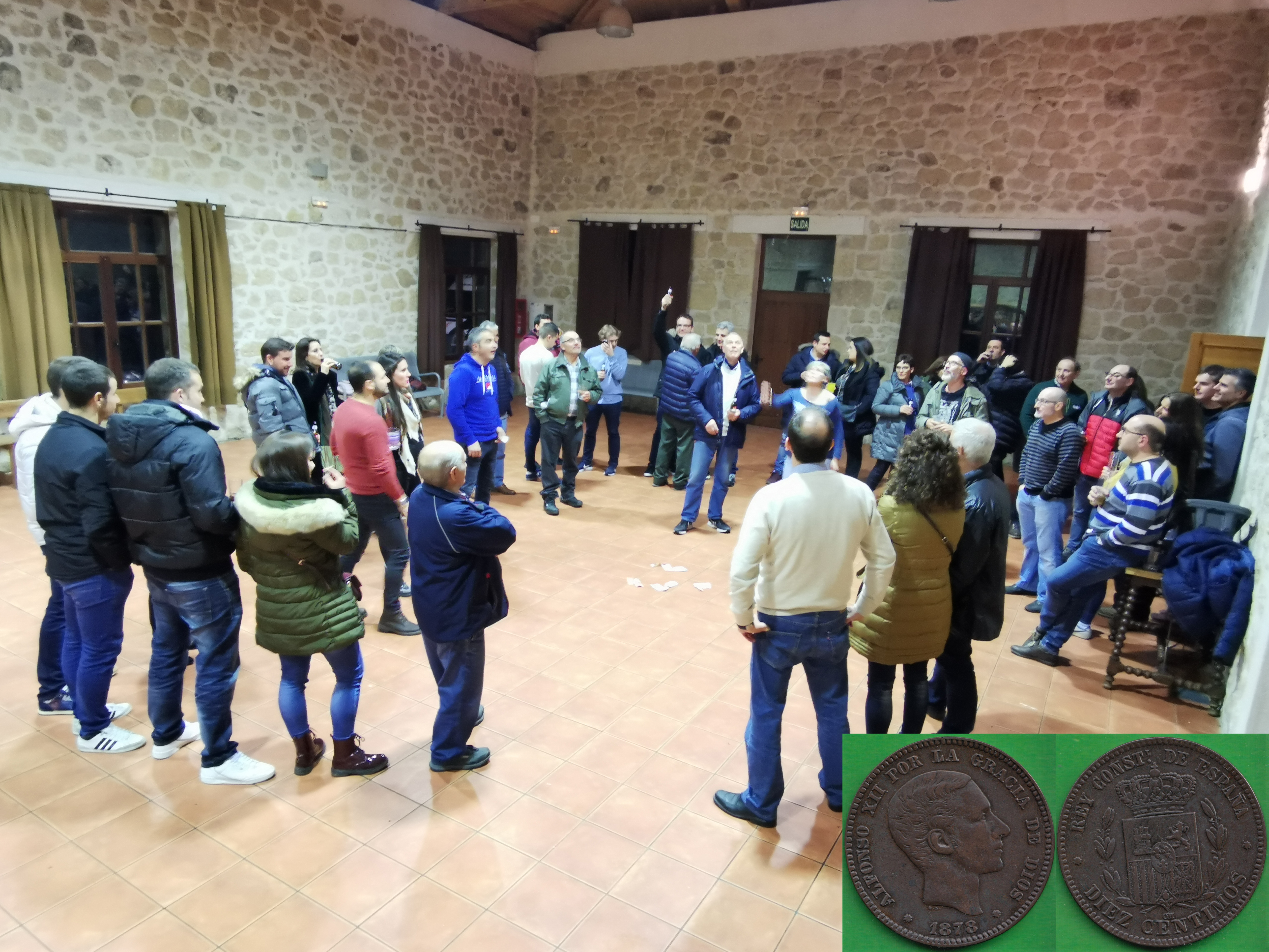 Jugando a las chapas y muestra de las monedas con las que se juega