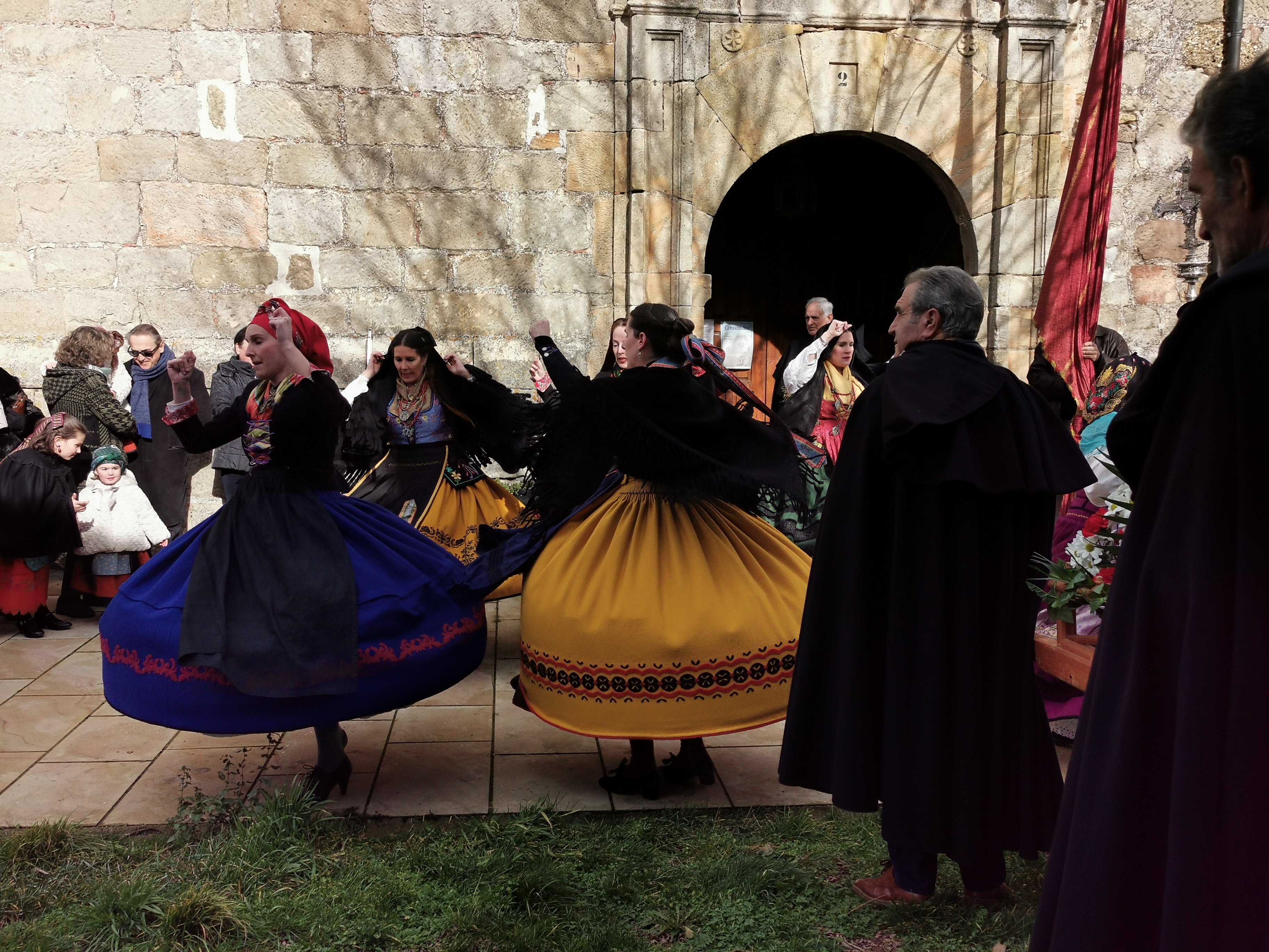 Aldeanas bailando en la procesión