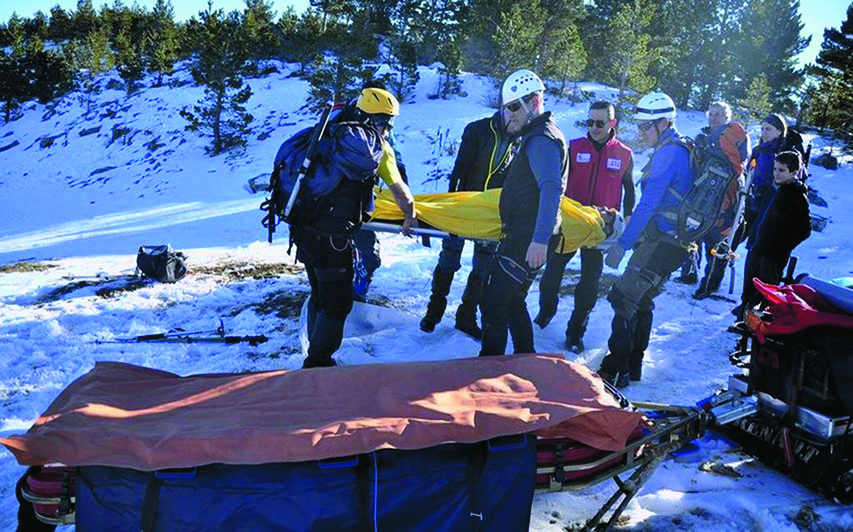 Un total de 17 motos y 200 voluntarios velan por la seguridad de excursionistas y aficionados a la nieve en parte de los montes de Pinares