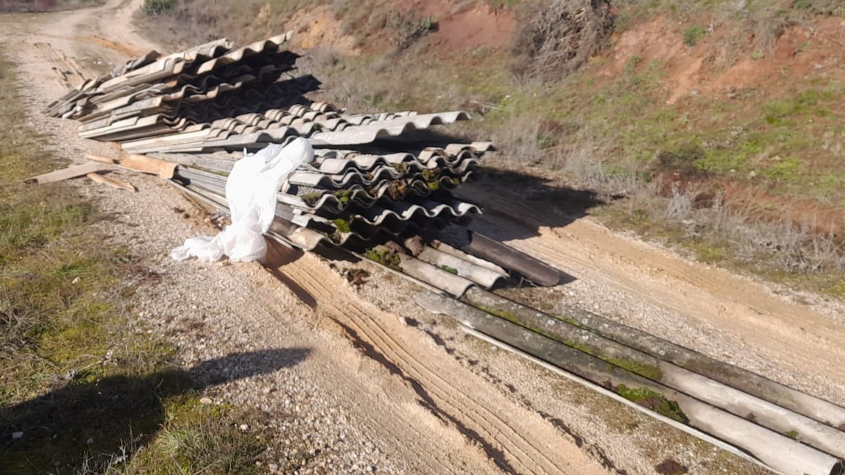 Depositan  varias planchas contaminantes de uralita en un camino de La Gallega