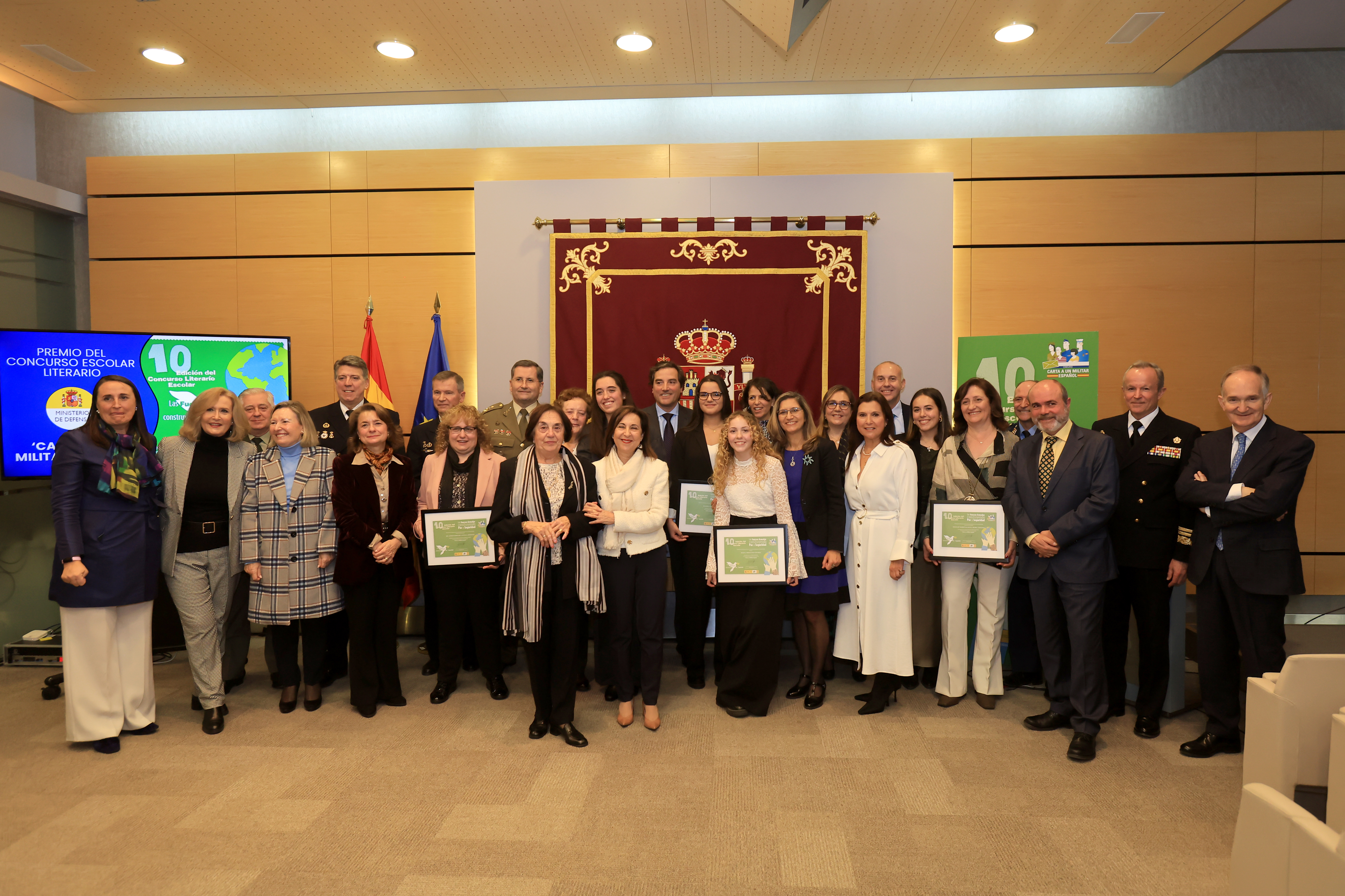 Foto de las premiadas con las personalidades asistentes al acto