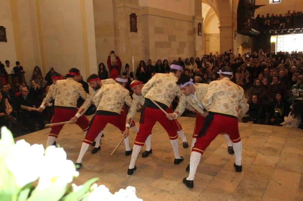 San Leonardo vibra con sus danzas en la iglesia parroquial tras la misa de Candelas