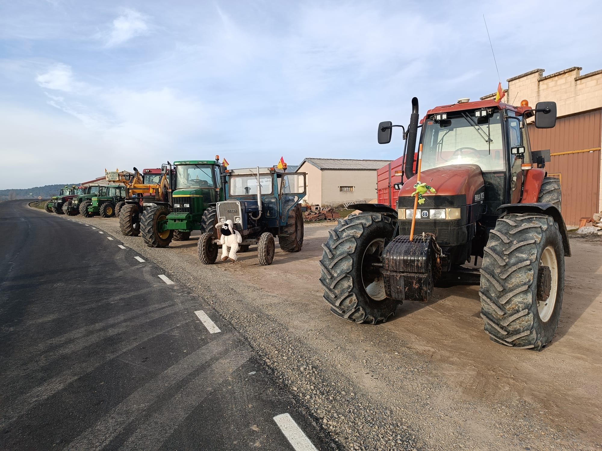 Tractores en Navas del Pinar esperando para iniciar la marcha