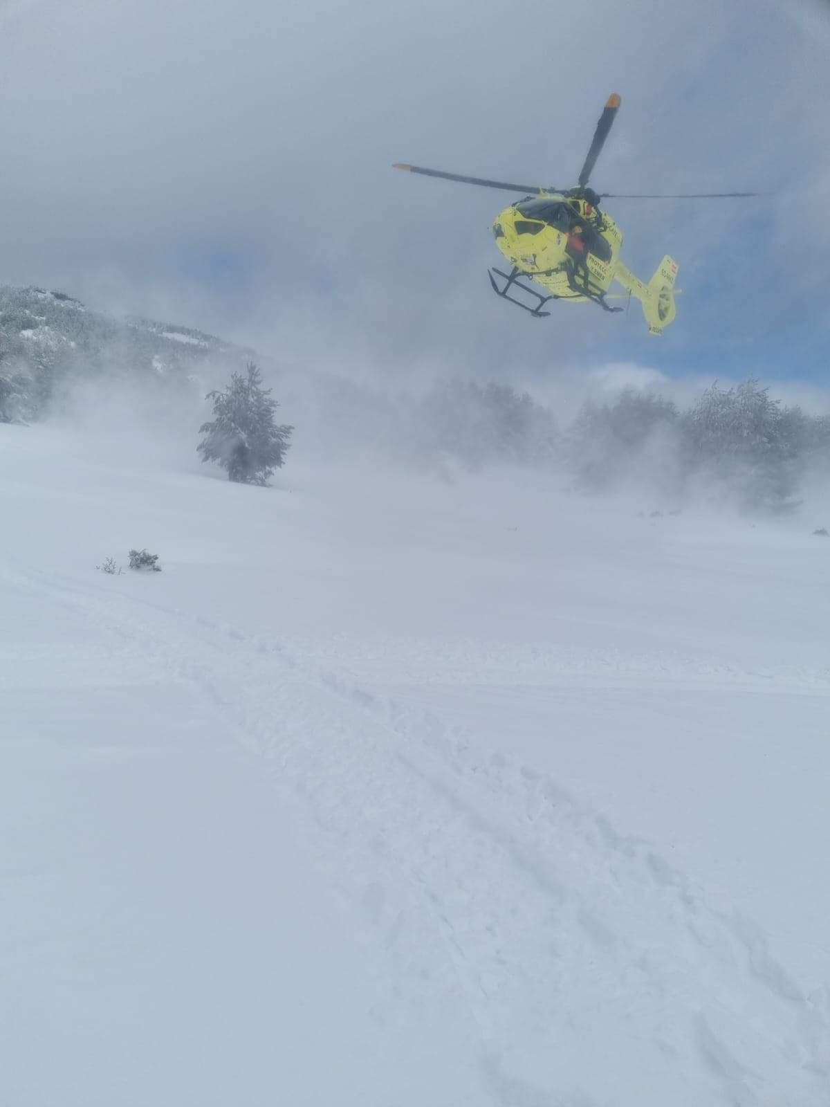 Restacan en helicóptero a una mujer atrapada en la nieve tras una avalancha en Urbión