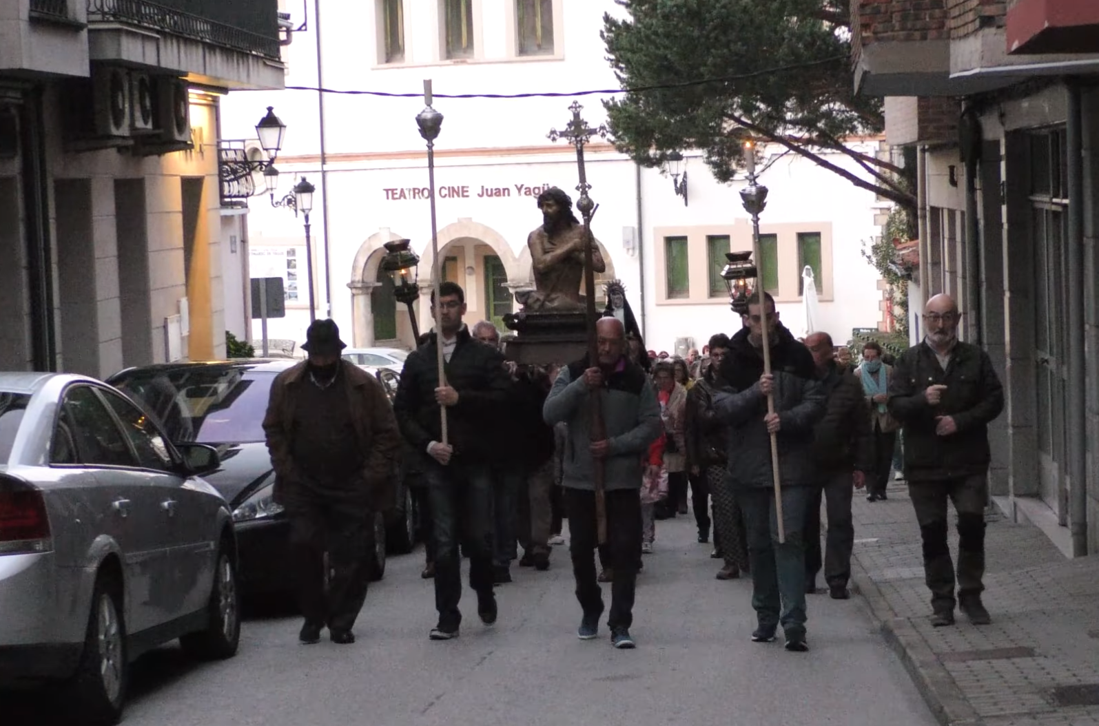 Ecce Homo por las calles de San Leonardo con la Virgen al fondo