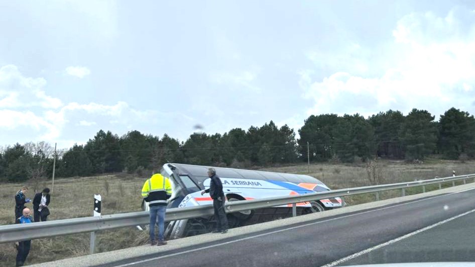 Vuelca un autobús sin pasajeros en la N-234, cerca del cruce con  Fuentetoba