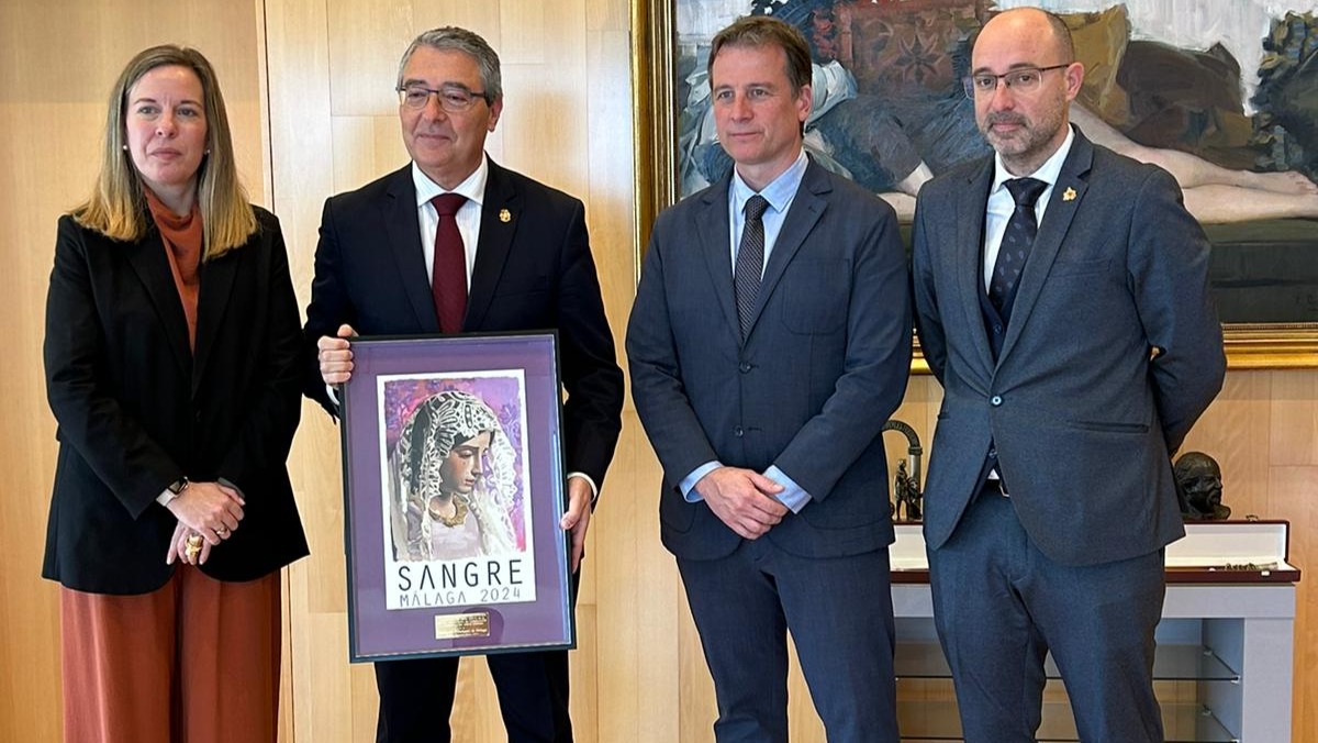 El presidente de la Diputación de Málaga  y la Hermana Mayor de la Archicofradía de la Sangre reciben a Borja Suárez y Ramiro Ibáñez