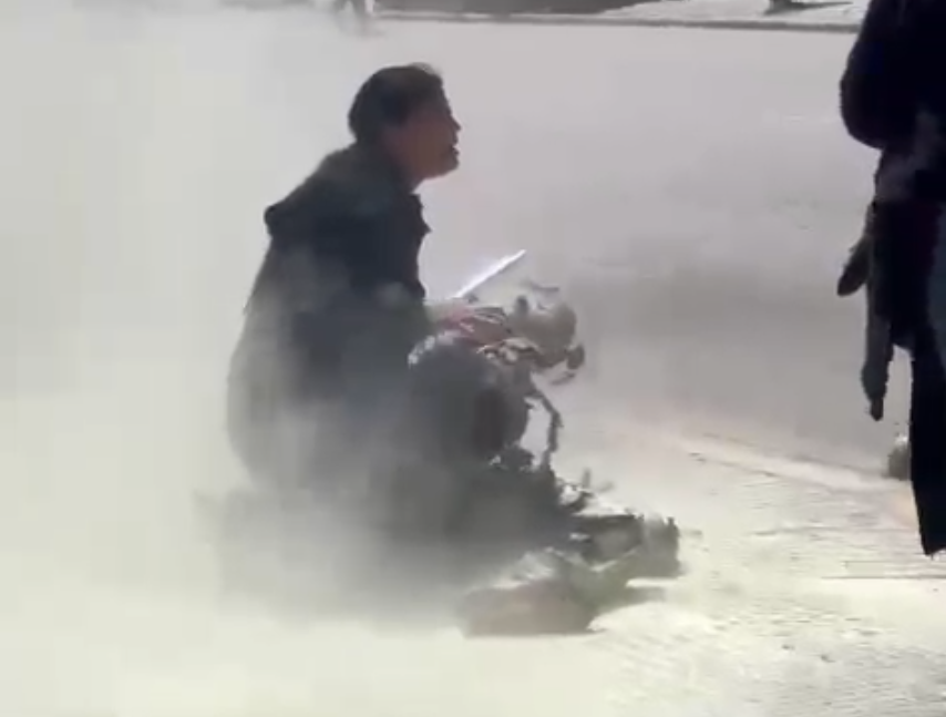 El hombre con su pareja a la espera de la ambulancia