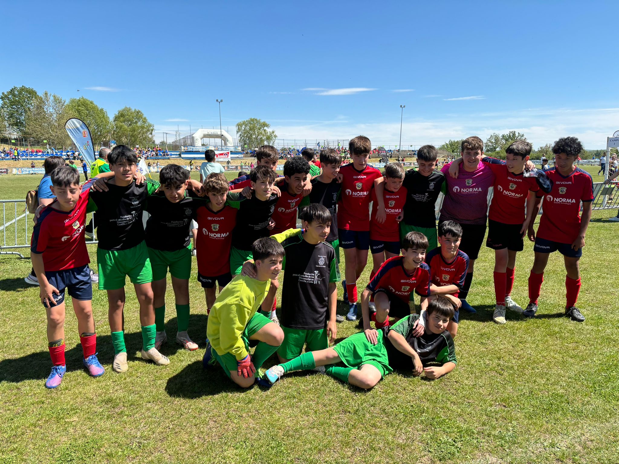 MUCHA CONVIVENCIA Y BUEN ROLLO NORMA Y DINOSAURIOS SALAS INFANTIL