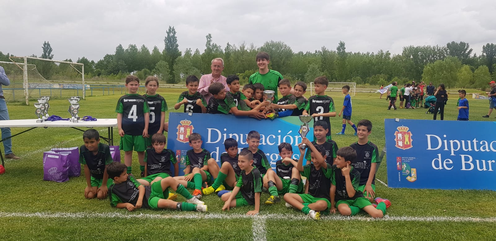 equipos benjamin B campeon y benjamin A subcampeon DINOSAURIOS SALAS