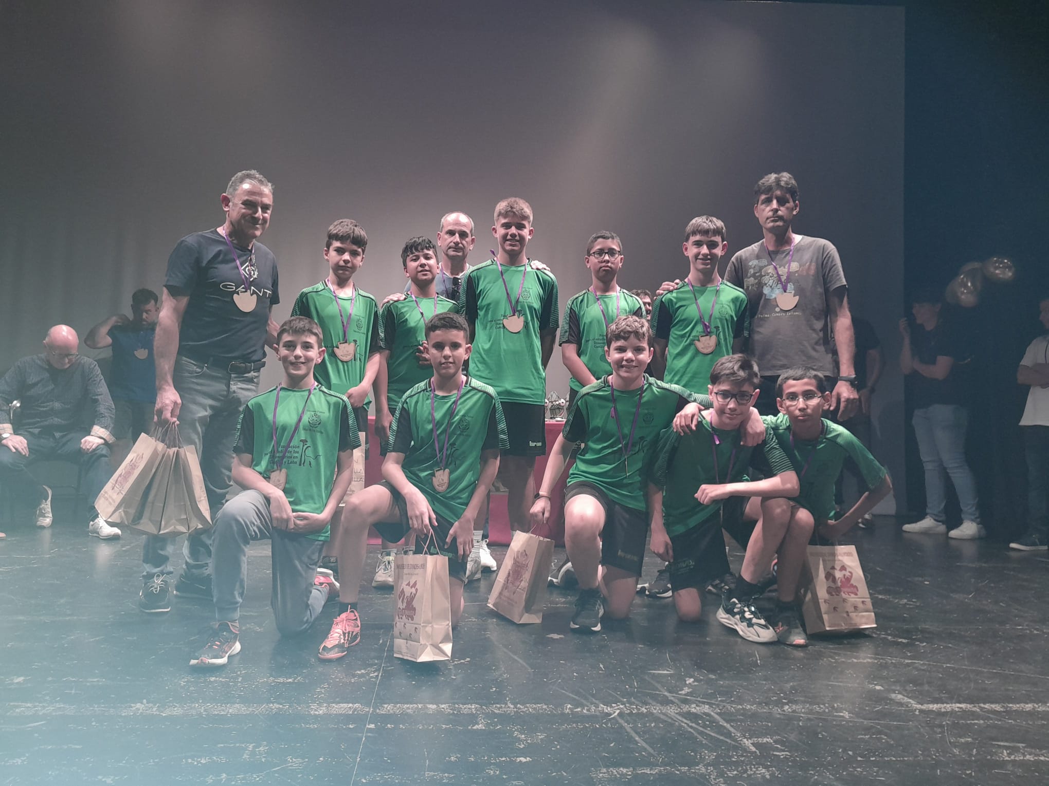 EQUIPO INFANTIL A CON SU OBSEQUIO