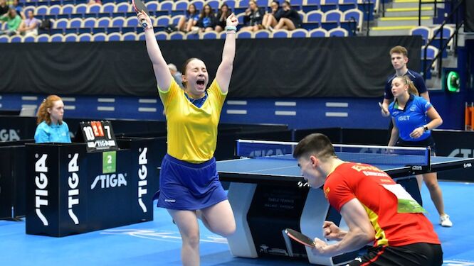 Veronika y Daniel celebran la victoria ante el rumano y la italiana