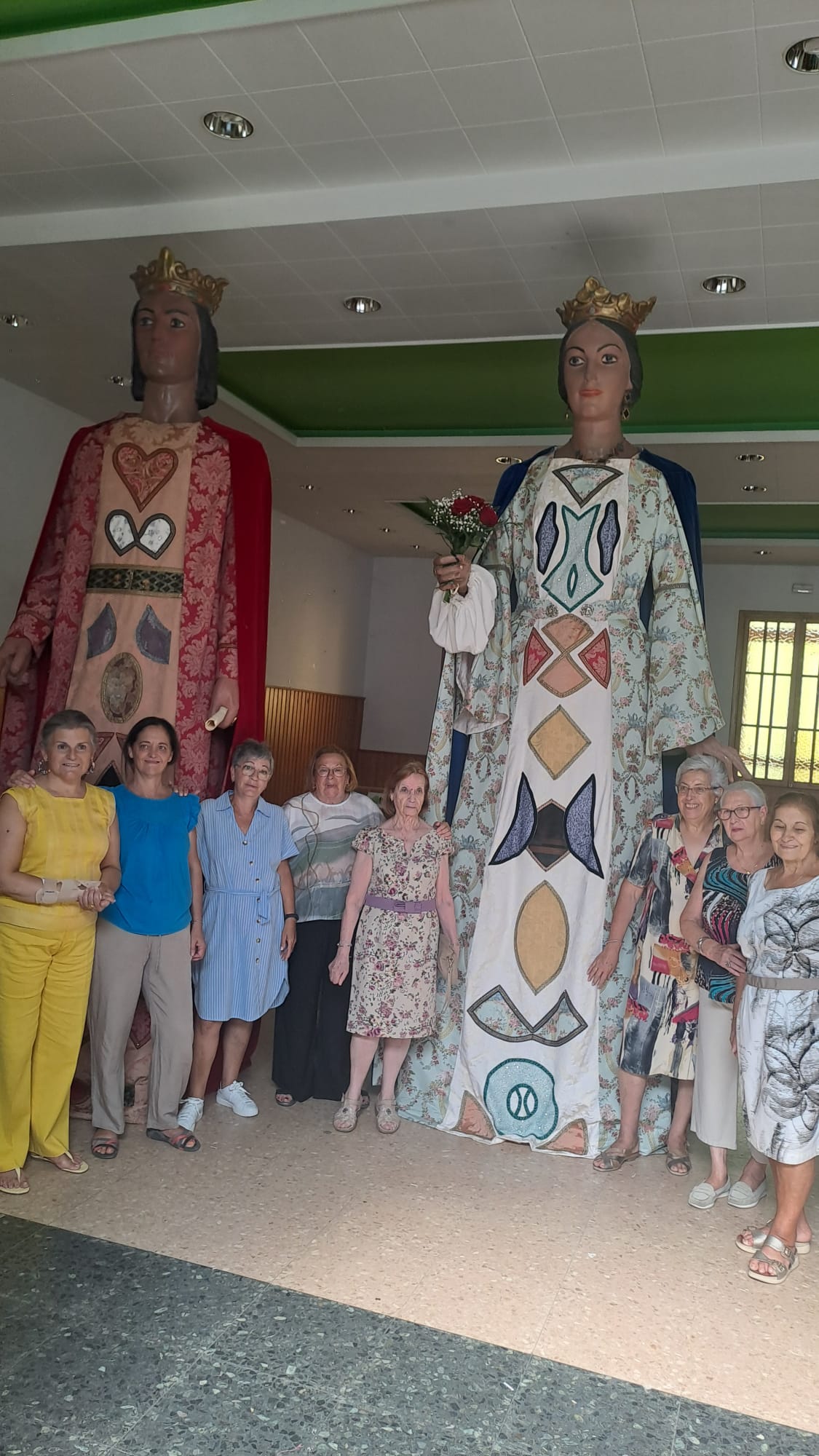 MUJERES QUE HAN CONFECCIONADO LOS TRAJES