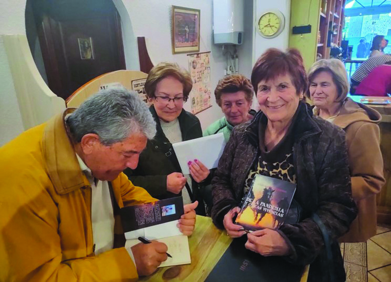 FOTO FIRMANDO EJEMPLARES DE SU ANTERIOR LIBRO