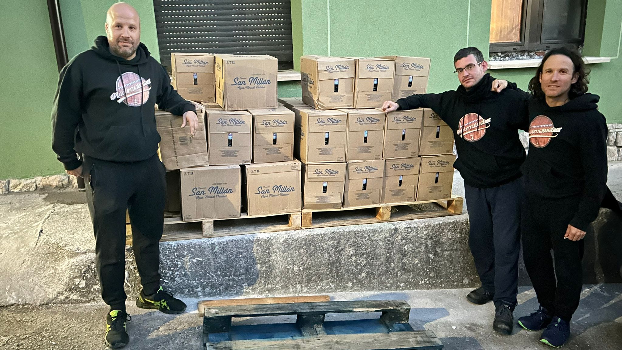 Palets de agua preparados para enviar a Valencia
