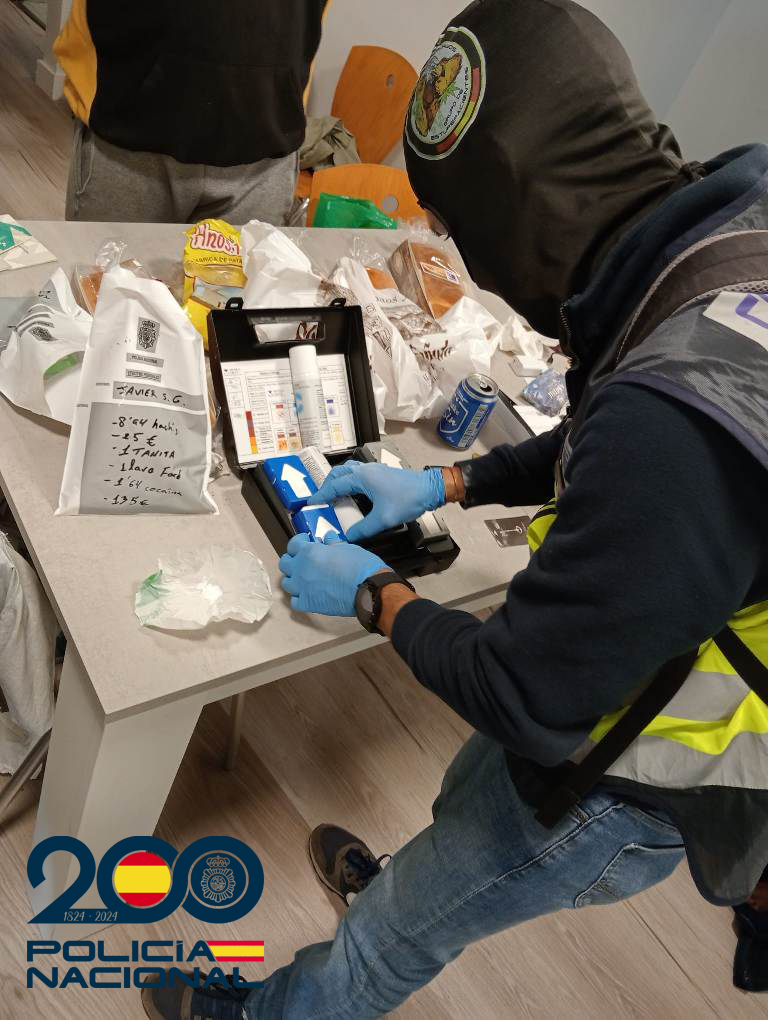 Agente realizando el cocatest