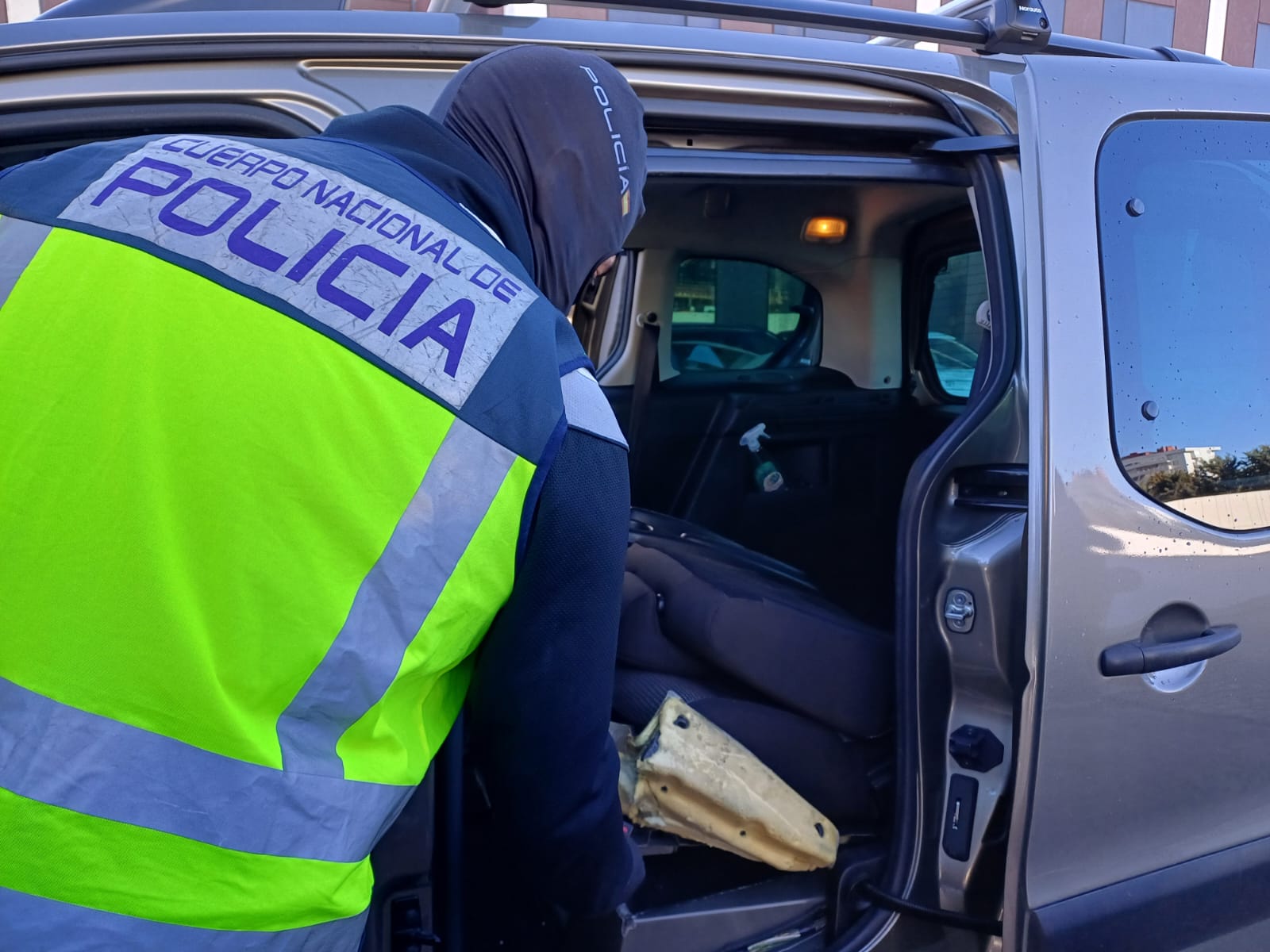 Vehículo con receptáculo para esconder la droga