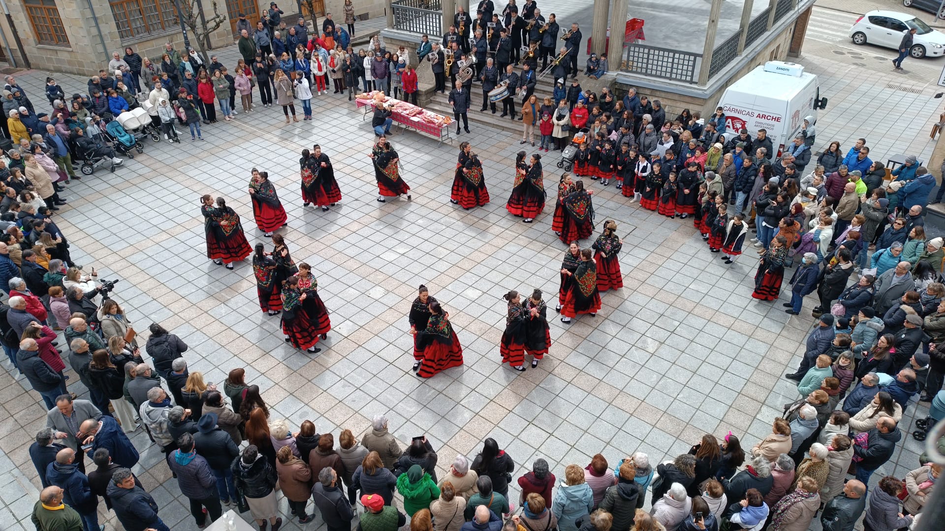 BAILE EN LA PLAZA DE COVALEDA (1)