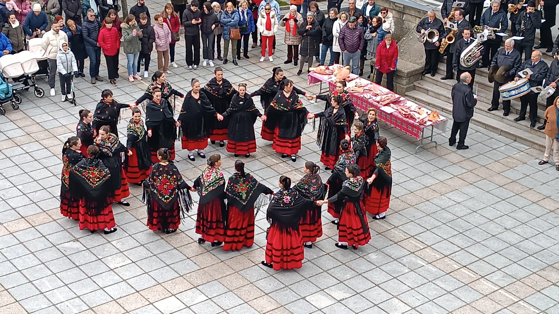BAILE EN LA PLAZA DE COVALEDA (3)