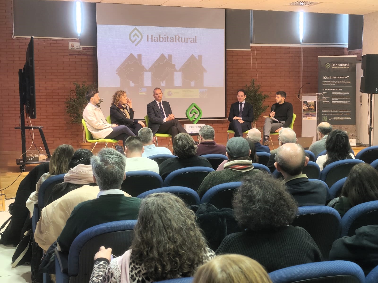 Foto de la mesa de debate de la Jornada de Vivienda Rural (1)