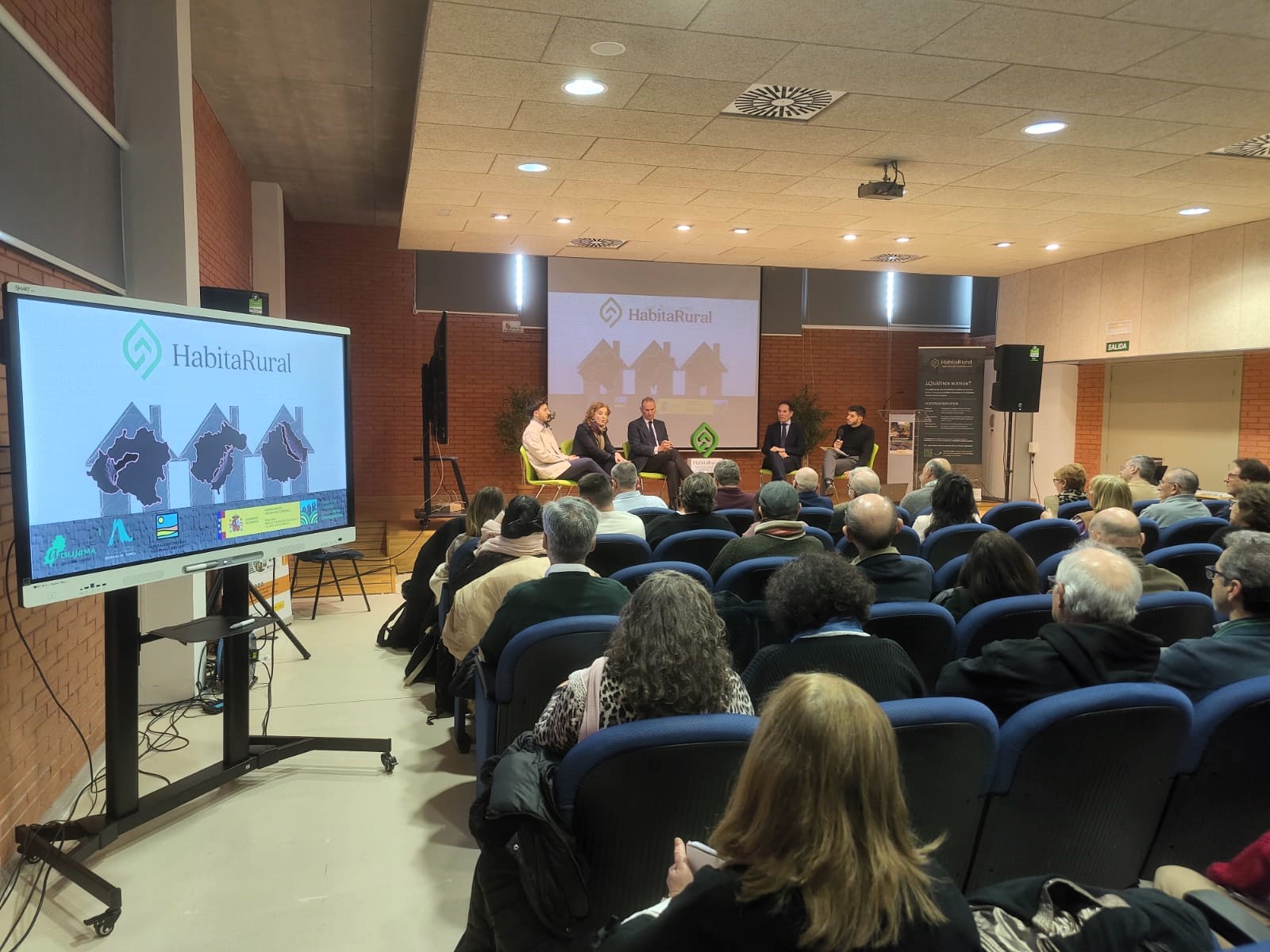 Foto de la mesa de debate de la Jornada de Vivienda Rural (2)