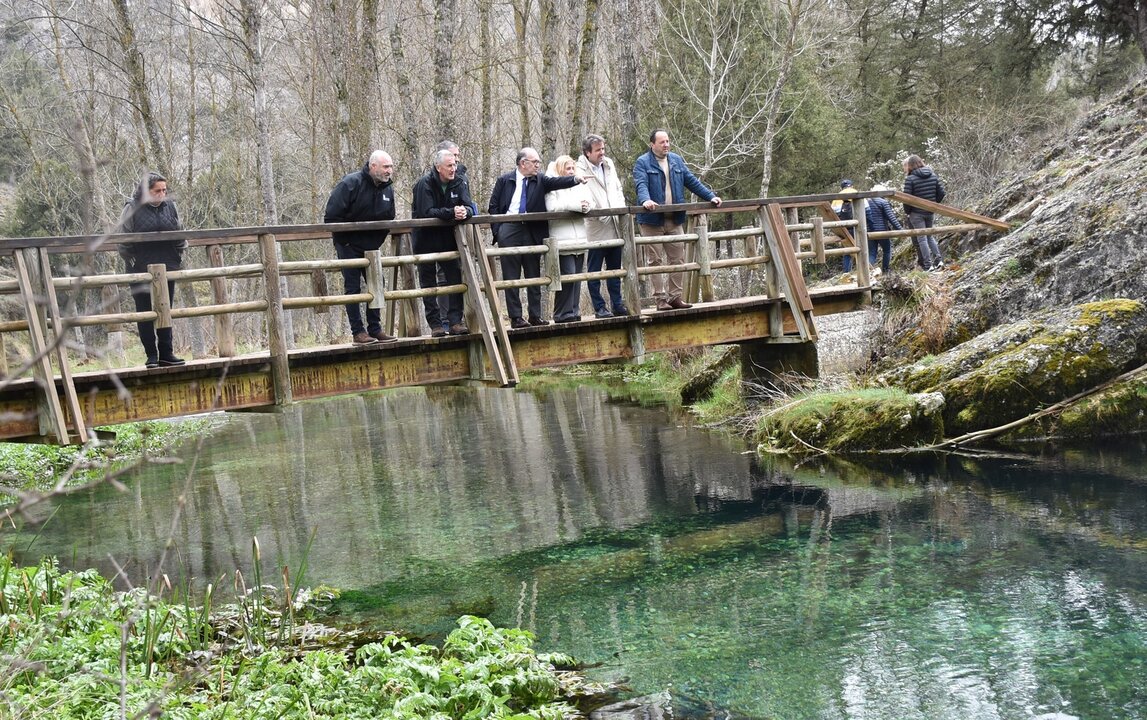 Pasarela+sobre+el+río+Abion+en+la+senda+de+La+Fuentona