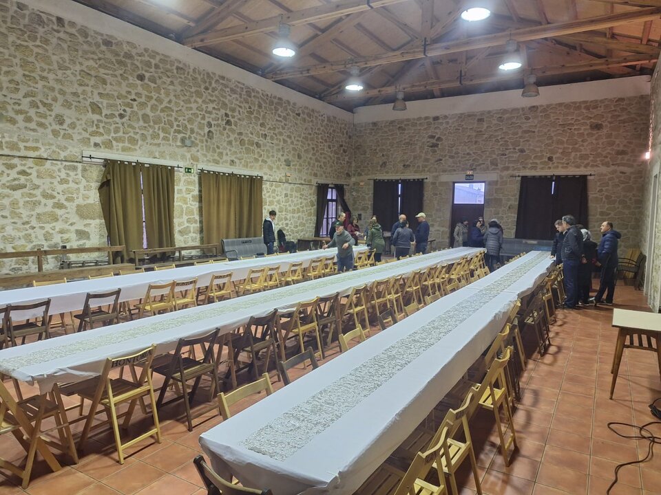Colocando mesas y sillas para 90 personas