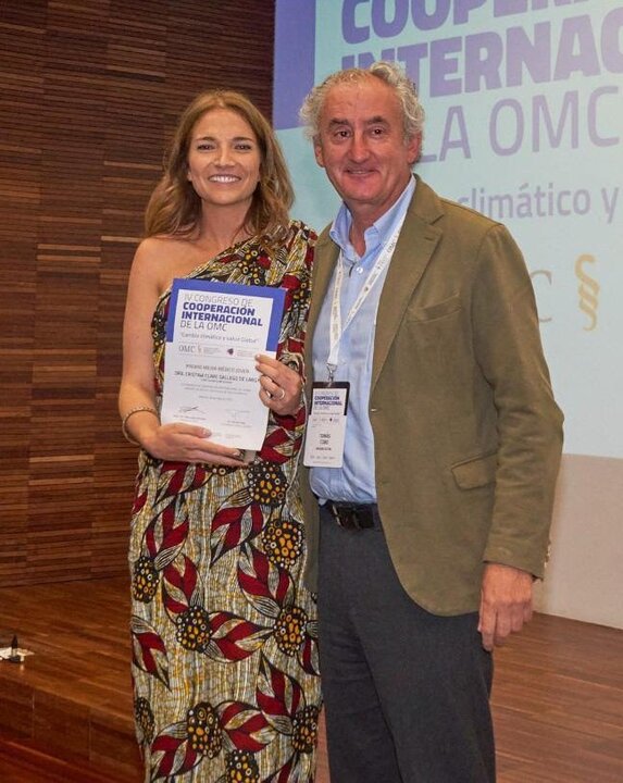 CON UN DIPLOMA DE COOPERACIÓN INTERNACIONAL
