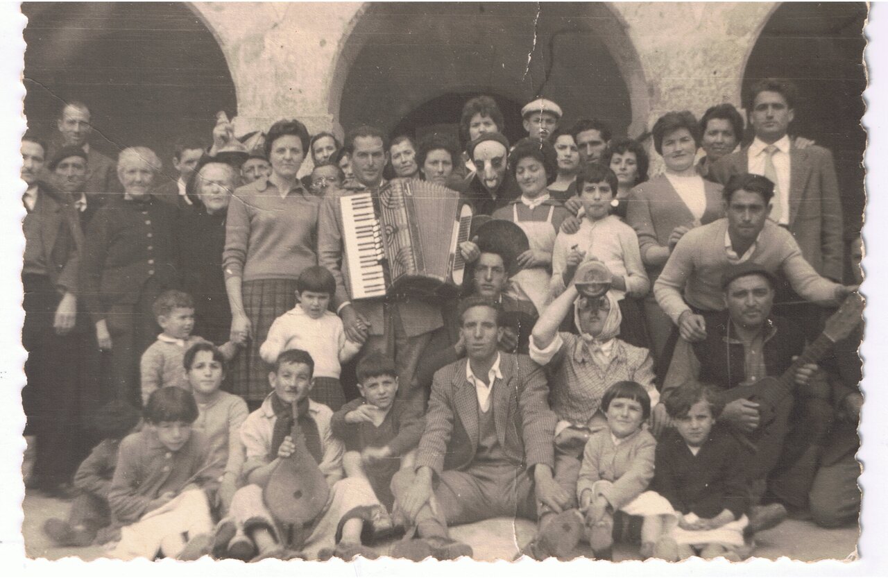 1 1960 José Mari amenizando una boda con el acordeón 1