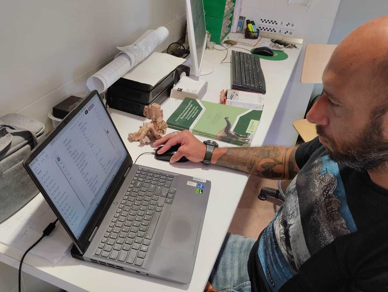 Baiano trabajando con Demandasaurus