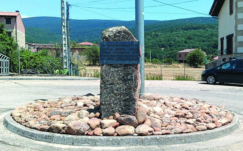 Placa de reconocimiento de las labores sanitarias realizadas en el pueblo